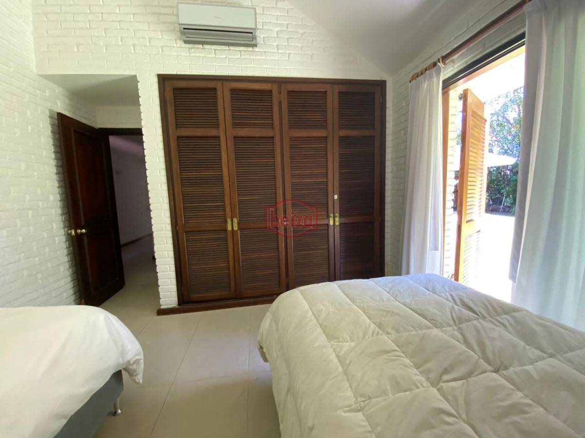 Casa ID.163129/Casa-en-Mansa,-5-dormitorios-* - casa muy bien ubicada en alquiler