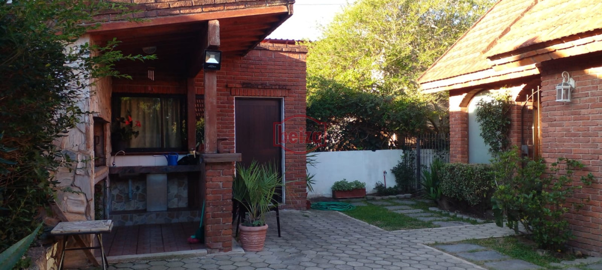 Casa ID.165809/VENDE-CHALET-TRES-DORMITORIOS-,-DOS-BAÑOS-Y-DORMITORIO-Y-BAÑO-DE-SERVICIO- - casa en venta