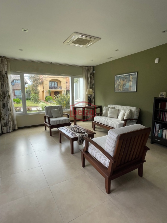 Casa ID.165932 - Venta. Playa Mansa. 3 Dormitorios. Excelente calidad constructiva.