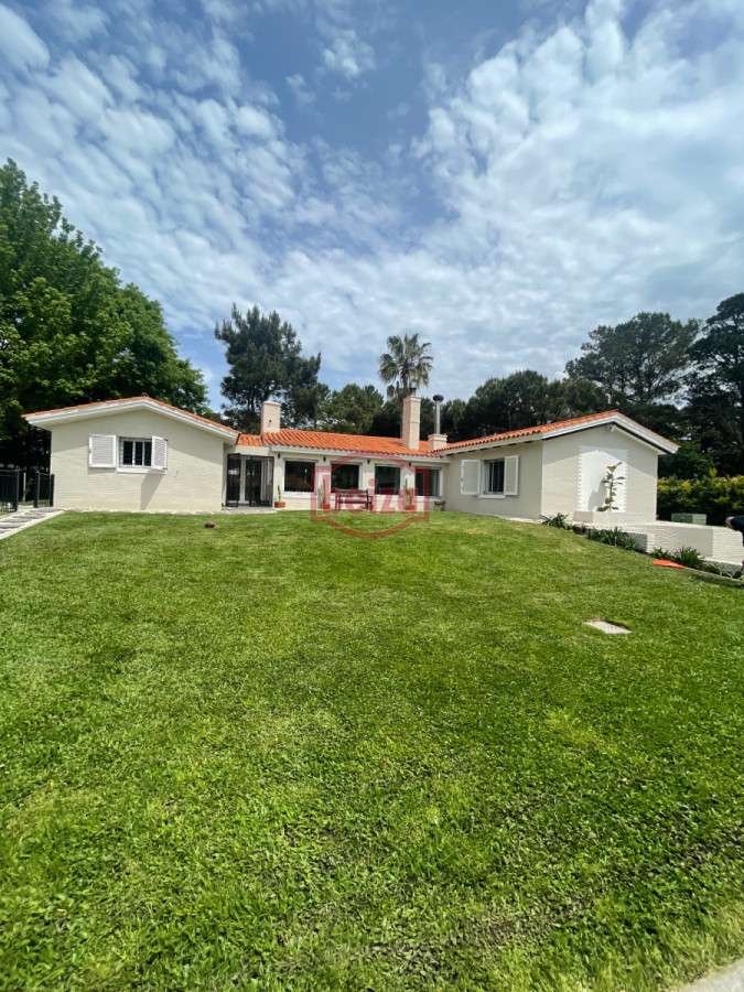 Casa en Cantegril de 5 Dormitorios - BZA166477C