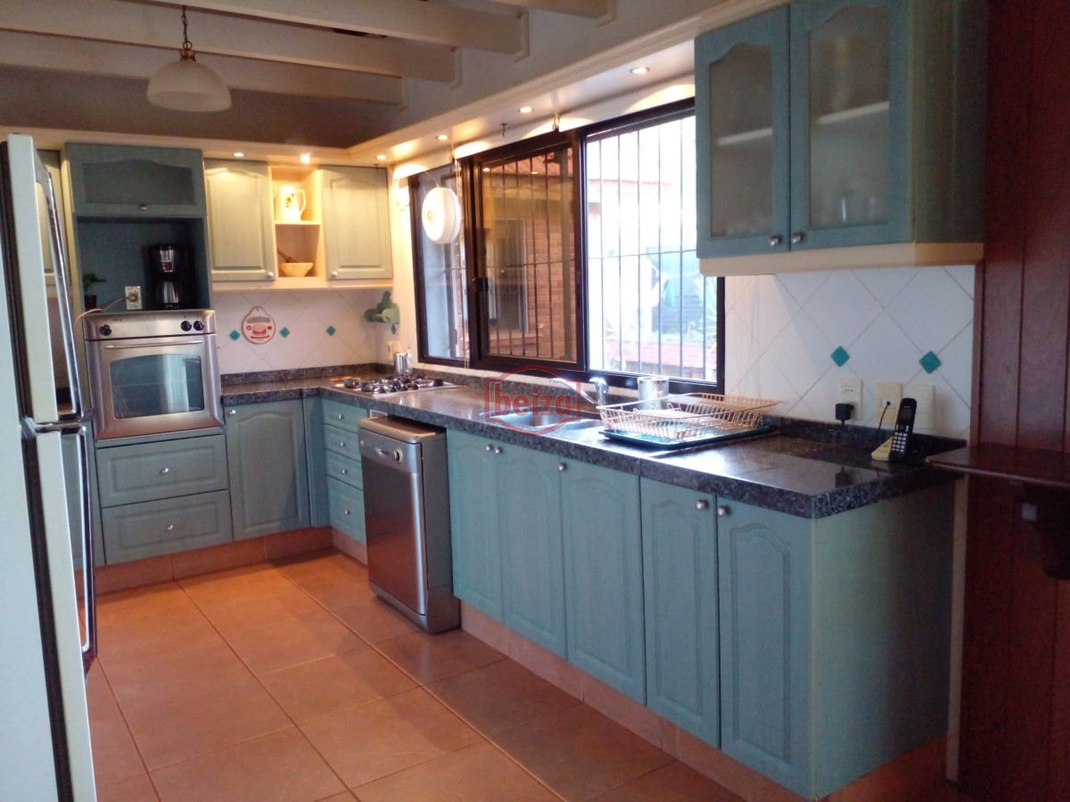Casa ID.165809/VENDE-CHALET-TRES-DORMITORIOS-,-DOS-BAÑOS-Y-DORMITORIO-Y-BAÑO-DE-SERVICIO- - casa en venta