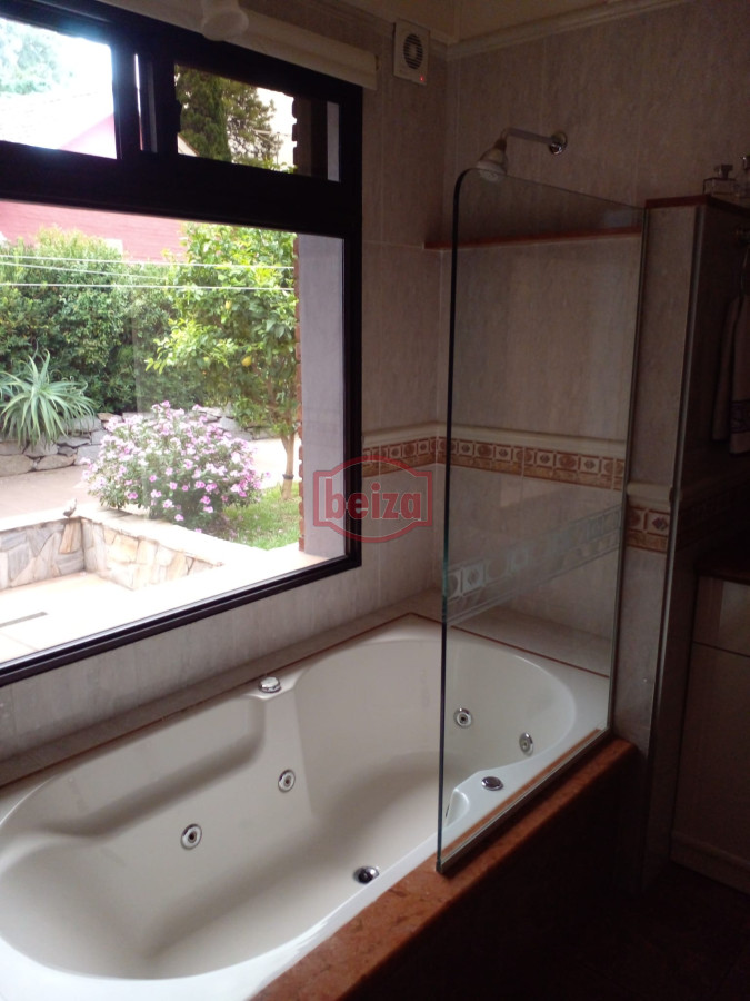 Casa ID.165809/VENDE-CHALET-TRES-DORMITORIOS-,-DOS-BAÑOS-Y-DORMITORIO-Y-BAÑO-DE-SERVICIO- - casa en venta