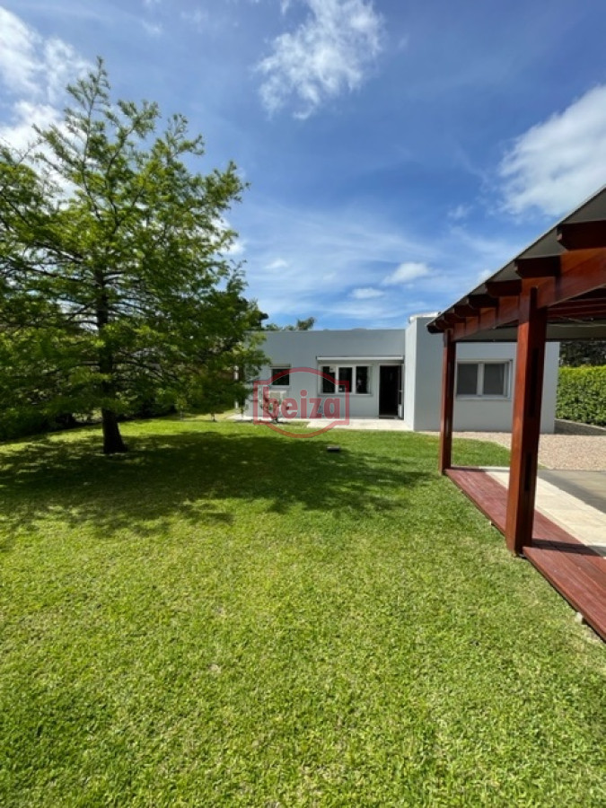 Casa ID.165932 - Venta. Playa Mansa. 3 Dormitorios. Excelente calidad constructiva.