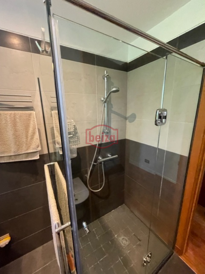 Casa ID.165932 - Venta. Playa Mansa. 3 Dormitorios. Excelente calidad constructiva.