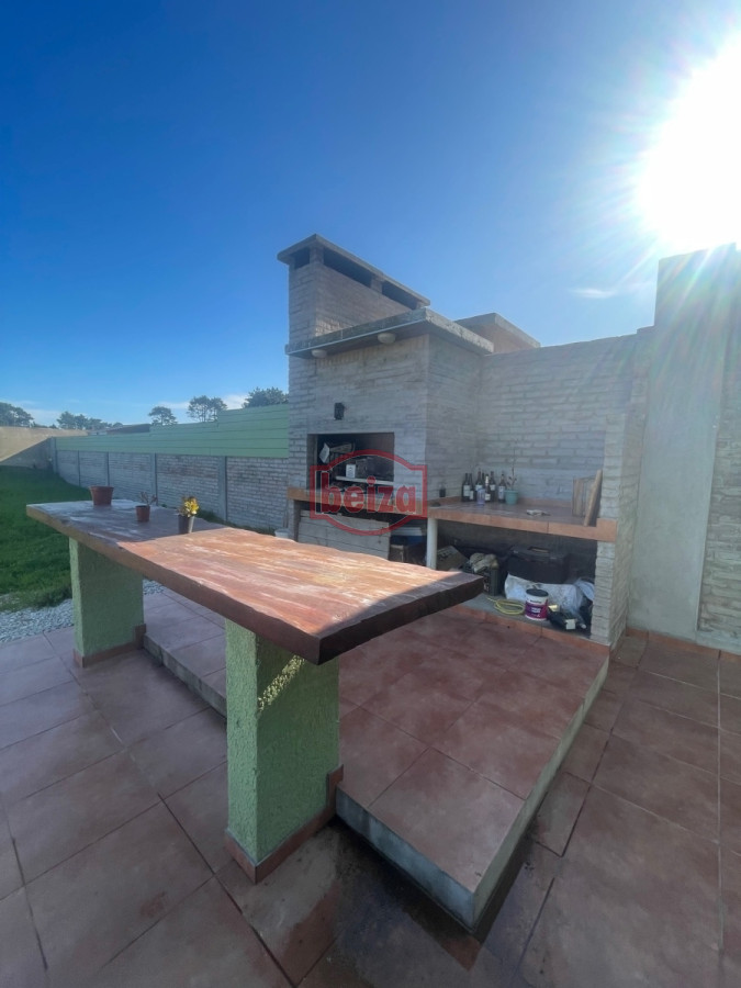 Casa ID.166425/Alquiler-y-venta-de-casa-de-2-dormitorios-en-Punta-del-Este - Casa de 3 Dormitorios y 2 Baños en Parque Burnett