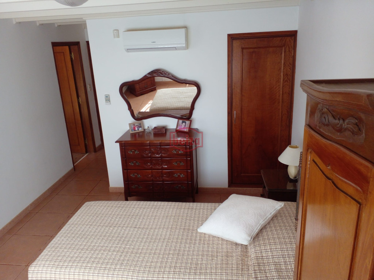 Casa ID.165809/VENDE-CHALET-TRES-DORMITORIOS-,-DOS-BAÑOS-Y-DORMITORIO-Y-BAÑO-DE-SERVICIO- - casa en venta