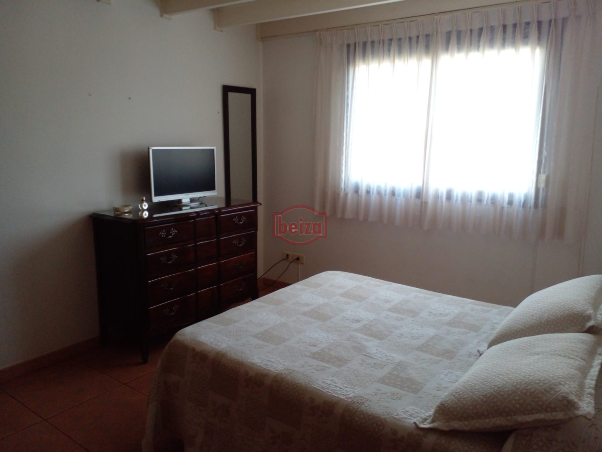 Casa ID.165809/VENDE-CHALET-TRES-DORMITORIOS-,-DOS-BAÑOS-Y-DORMITORIO-Y-BAÑO-DE-SERVICIO- - casa en venta