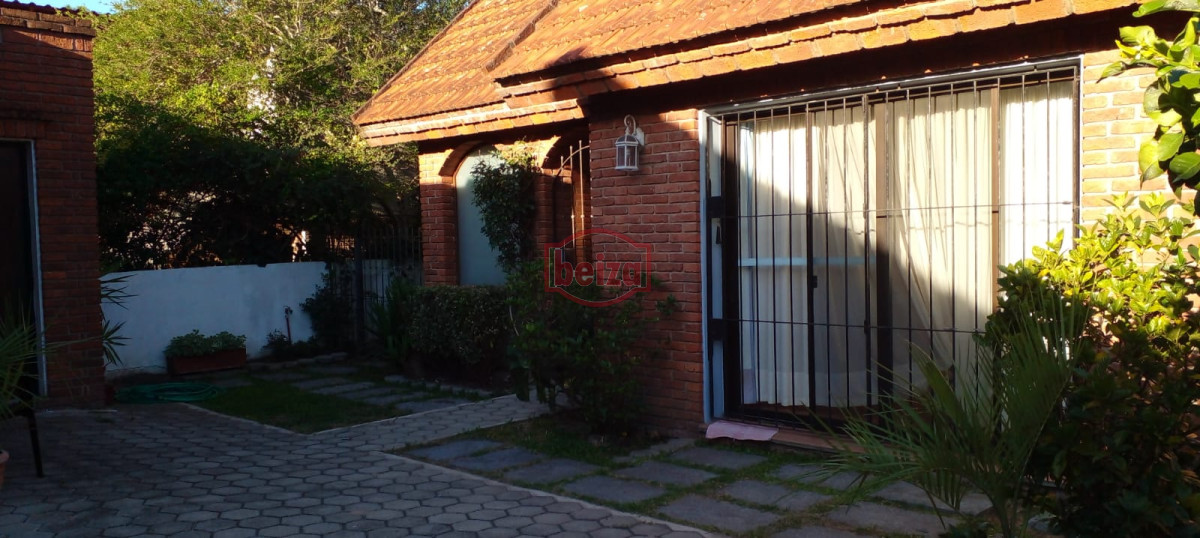 Casa ID.165809/VENDE-CHALET-TRES-DORMITORIOS-,-DOS-BAÑOS-Y-DORMITORIO-Y-BAÑO-DE-SERVICIO- - casa en venta