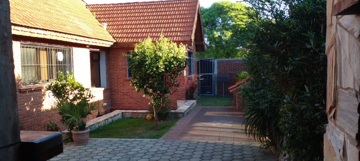Casa ID.165809/VENDE-CHALET-TRES-DORMITORIOS-,-DOS-BAÑOS-Y-DORMITORIO-Y-BAÑO-DE-SERVICIO- - casa en venta