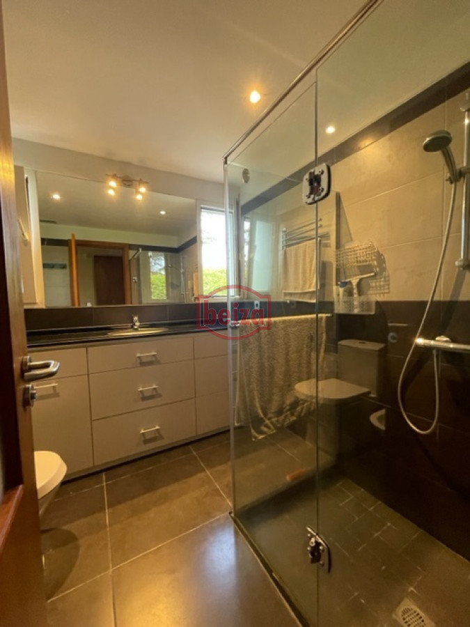 Casa ID.165932 - Venta. Playa Mansa. 3 Dormitorios. Excelente calidad constructiva.