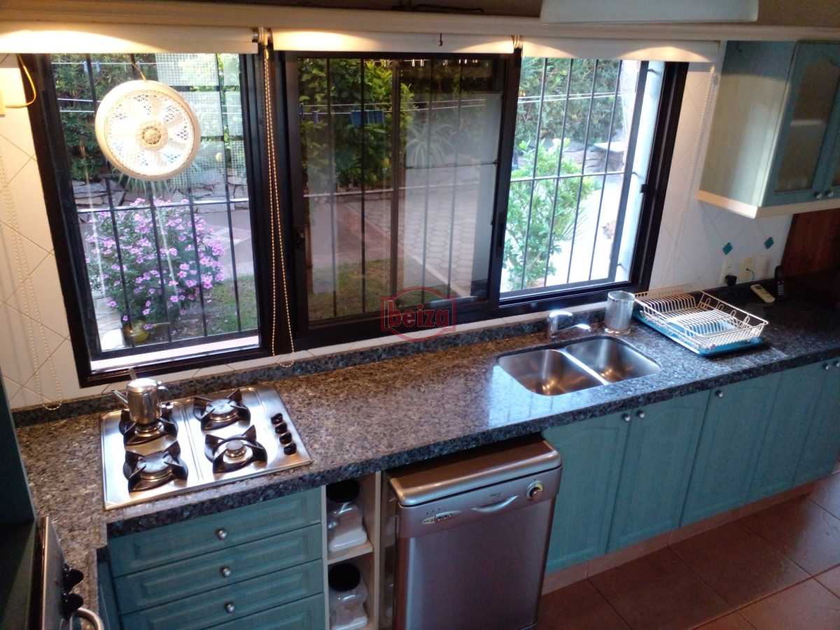Casa ID.165809/VENDE-CHALET-TRES-DORMITORIOS-,-DOS-BAÑOS-Y-DORMITORIO-Y-BAÑO-DE-SERVICIO- - casa en venta