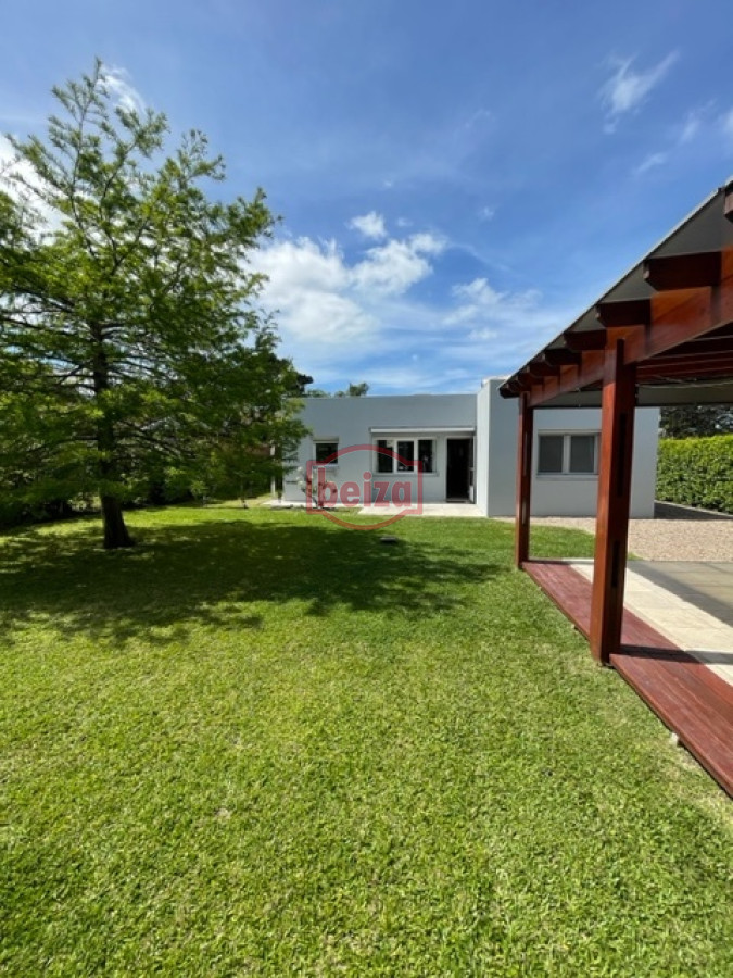 Casa ID.165932 - Venta. Playa Mansa. 3 Dormitorios. Excelente calidad constructiva.