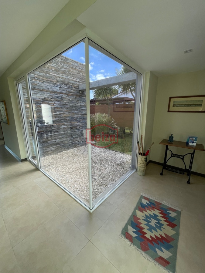 Casa ID.165932 - Venta. Playa Mansa. 3 Dormitorios. Excelente calidad constructiva.