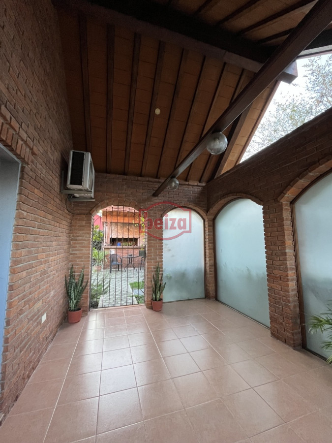 Casa ID.165809/VENDE-CHALET-TRES-DORMITORIOS-,-DOS-BAÑOS-Y-DORMITORIO-Y-BAÑO-DE-SERVICIO- - casa en venta