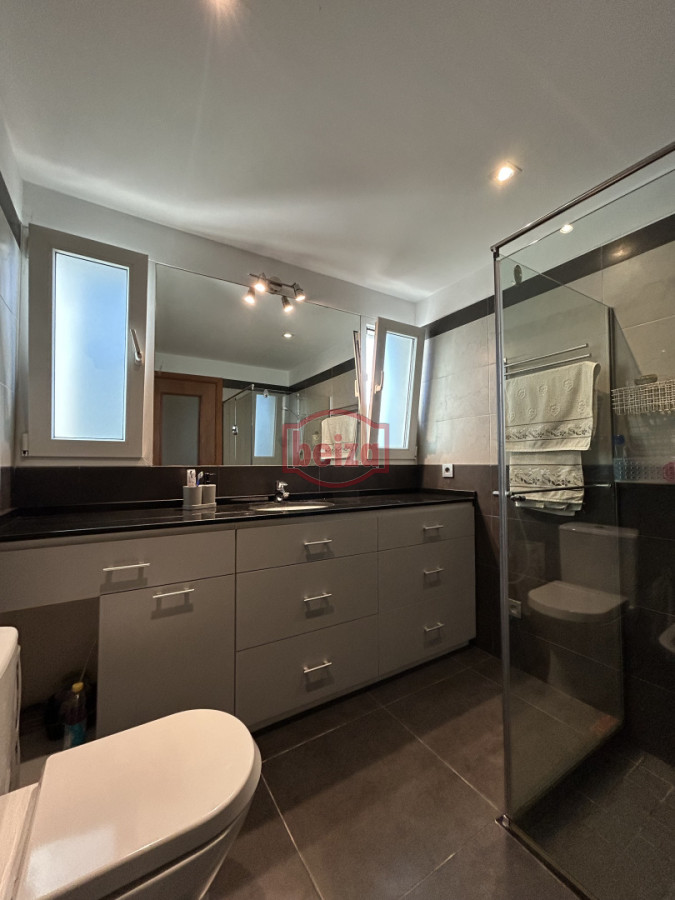 Casa ID.165932 - Venta. Playa Mansa. 3 Dormitorios. Excelente calidad constructiva.
