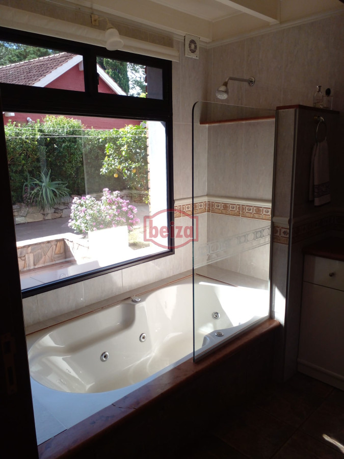 Casa ID.165809/VENDE-CHALET-TRES-DORMITORIOS-,-DOS-BAÑOS-Y-DORMITORIO-Y-BAÑO-DE-SERVICIO- - casa en venta