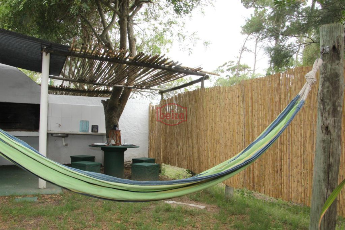 Casa ID.166884/Casa-de-3-dormitorios-en-Playa-Mansa.- - Venta Complejo de 7 Bungalows Bello Horizonte a pasos del Mar