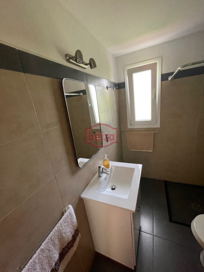 Casa ID.165932 - Venta. Playa Mansa. 3 Dormitorios. Excelente calidad constructiva.