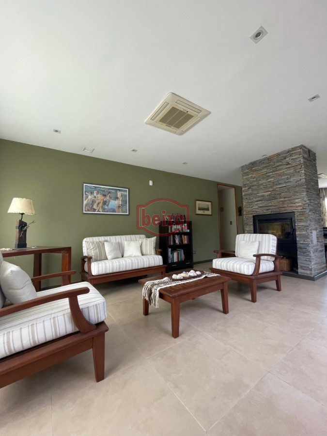 Casa ID.165932 - Venta. Playa Mansa. 3 Dormitorios. Excelente calidad constructiva.