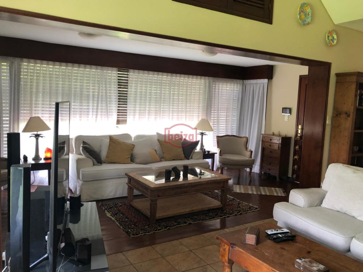 Casa ID.163166/Hermosa-casa-de-4-Dormitorios-y-3-Baños - Alquiler casa de 3 domitorios
