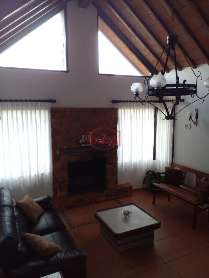 Casa ID.165809/VENDE-CHALET-TRES-DORMITORIOS-,-DOS-BAÑOS-Y-DORMITORIO-Y-BAÑO-DE-SERVICIO- - casa en venta