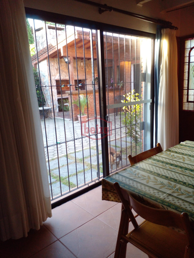 Casa ID.165809/VENDE-CHALET-TRES-DORMITORIOS-,-DOS-BAÑOS-Y-DORMITORIO-Y-BAÑO-DE-SERVICIO- - casa en venta