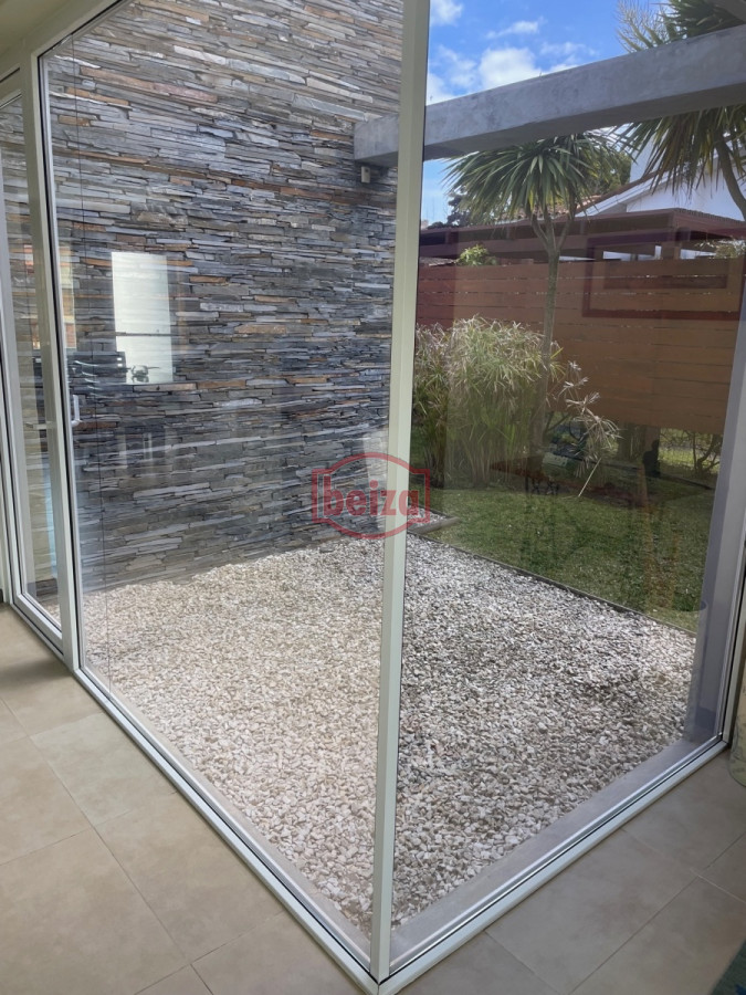 Casa ID.165932 - Venta. Playa Mansa. 3 Dormitorios. Excelente calidad constructiva.