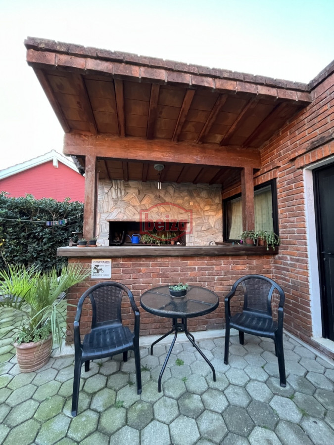 Casa ID.165809/VENDE-CHALET-TRES-DORMITORIOS-,-DOS-BAÑOS-Y-DORMITORIO-Y-BAÑO-DE-SERVICIO- - casa en venta