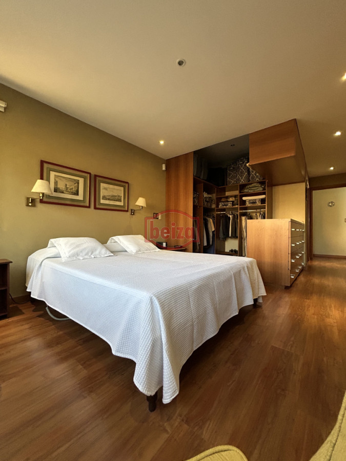 Casa ID.165932 - Venta. Playa Mansa. 3 Dormitorios. Excelente calidad constructiva.