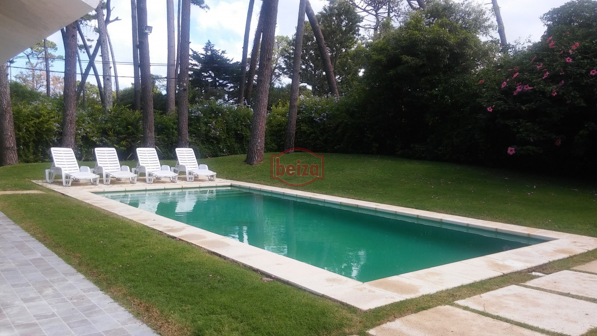 Casa ID.164283/VENDE-CHALET-TRES-DORMITORIOS-,-DOS-BAÑOS-Y-DORMITORIO-Y-BAÑO-DE-SERVICIO- - Casa de 4 dormitorios en  playa mansa