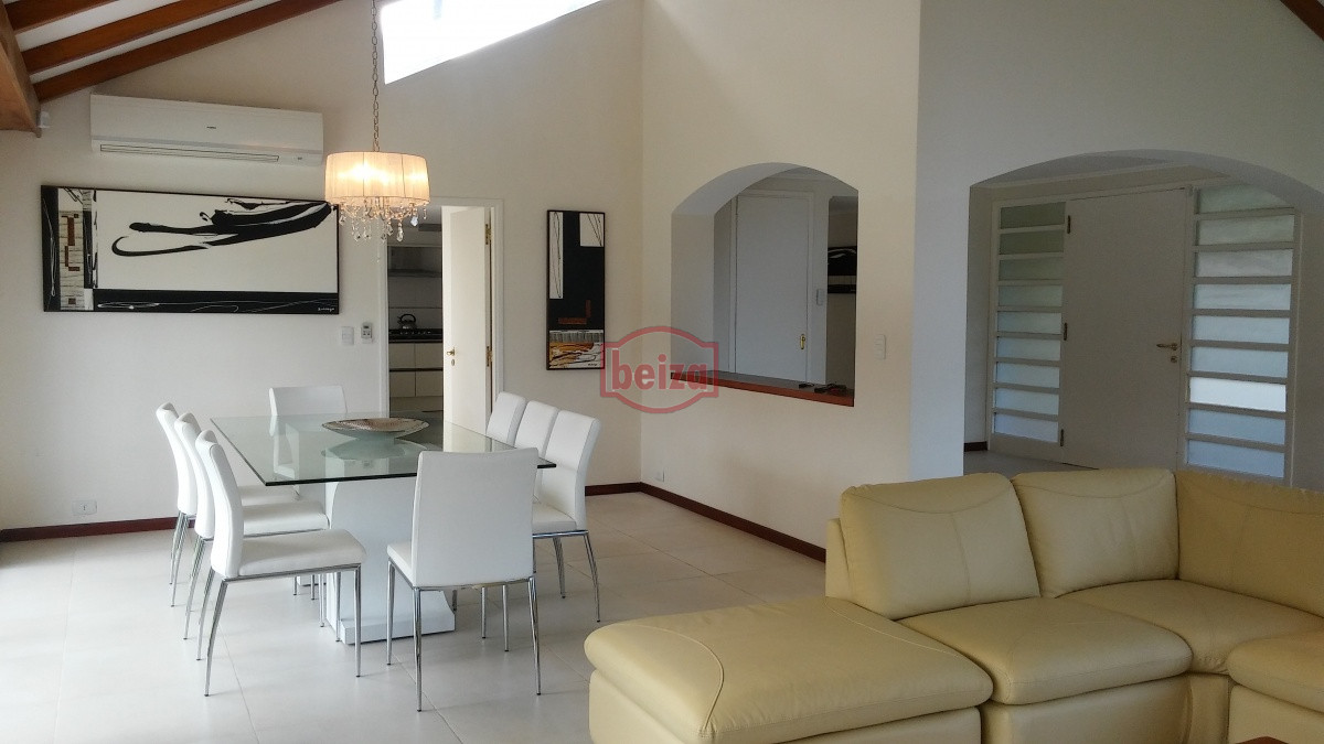 Casa ID.164283/VENDE-CHALET-TRES-DORMITORIOS-,-DOS-BAÑOS-Y-DORMITORIO-Y-BAÑO-DE-SERVICIO- - Casa de 4 dormitorios en  playa mansa