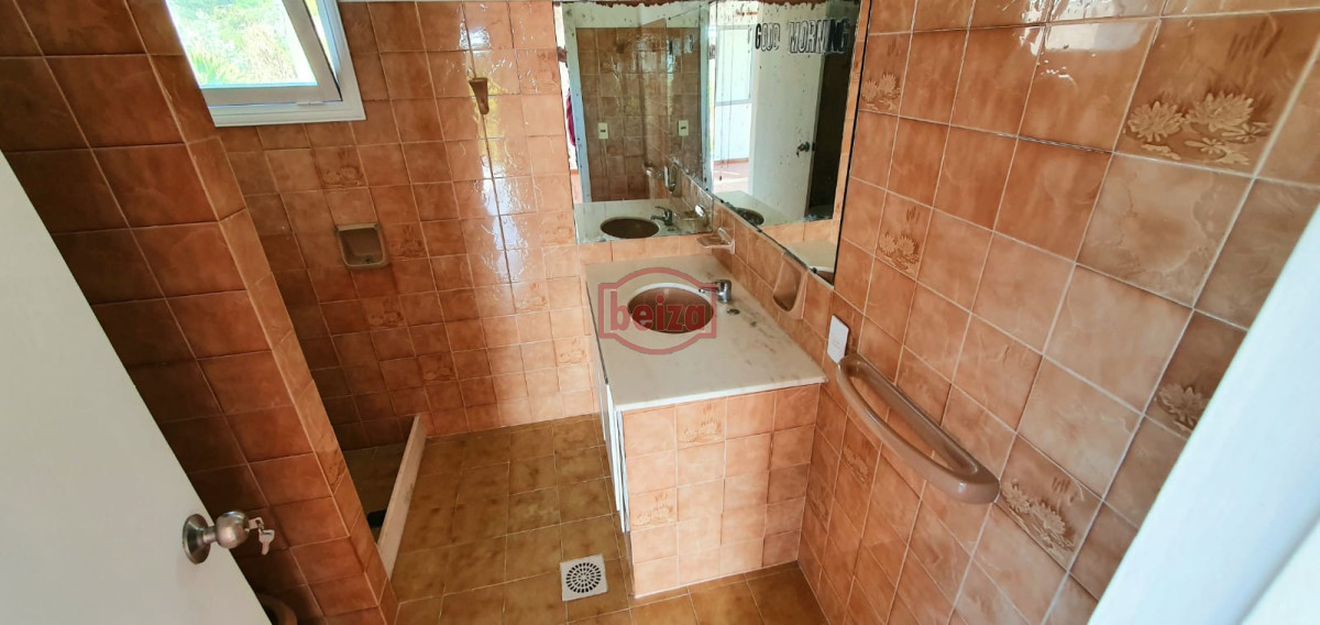 Casa ID.165770/Casa-con-vista-a-Laguna-del-Diario,-3-dormitorios-más-dependencia-y-piscina - Altos de Punta Piedras, Manantiales. 4 dormitorios. Vista al mar.