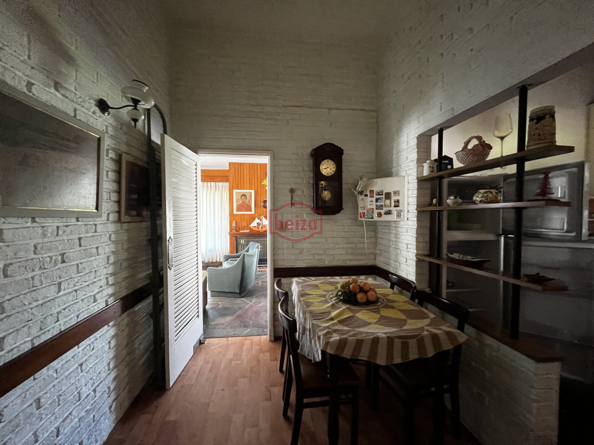 Casa ID.166889/Amplia-casa-de-7-dormitorios-en-Punta-del-Este - Venta casa sobre avenida Italia punta del este ideal inversores