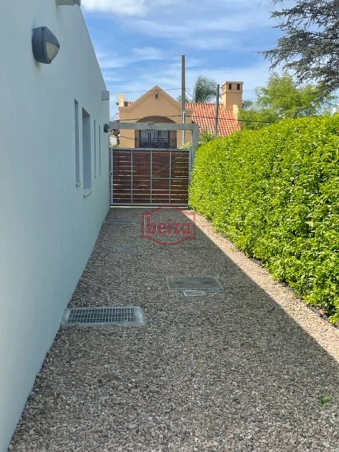 Casa ID.165932 - Venta. Playa Mansa. 3 Dormitorios. Excelente calidad constructiva.