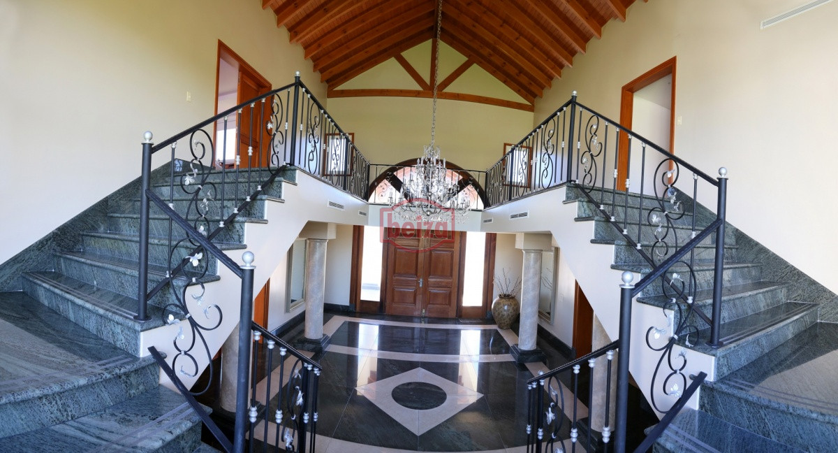 Casa ID.163770/Excelente-casa-moderna-en-Tio-tom,-pegada-al-mar - EXCLUSIVA PROPIEDAD Frente a la bahía, en lo alto y con una vista majestuosa al atardecer.