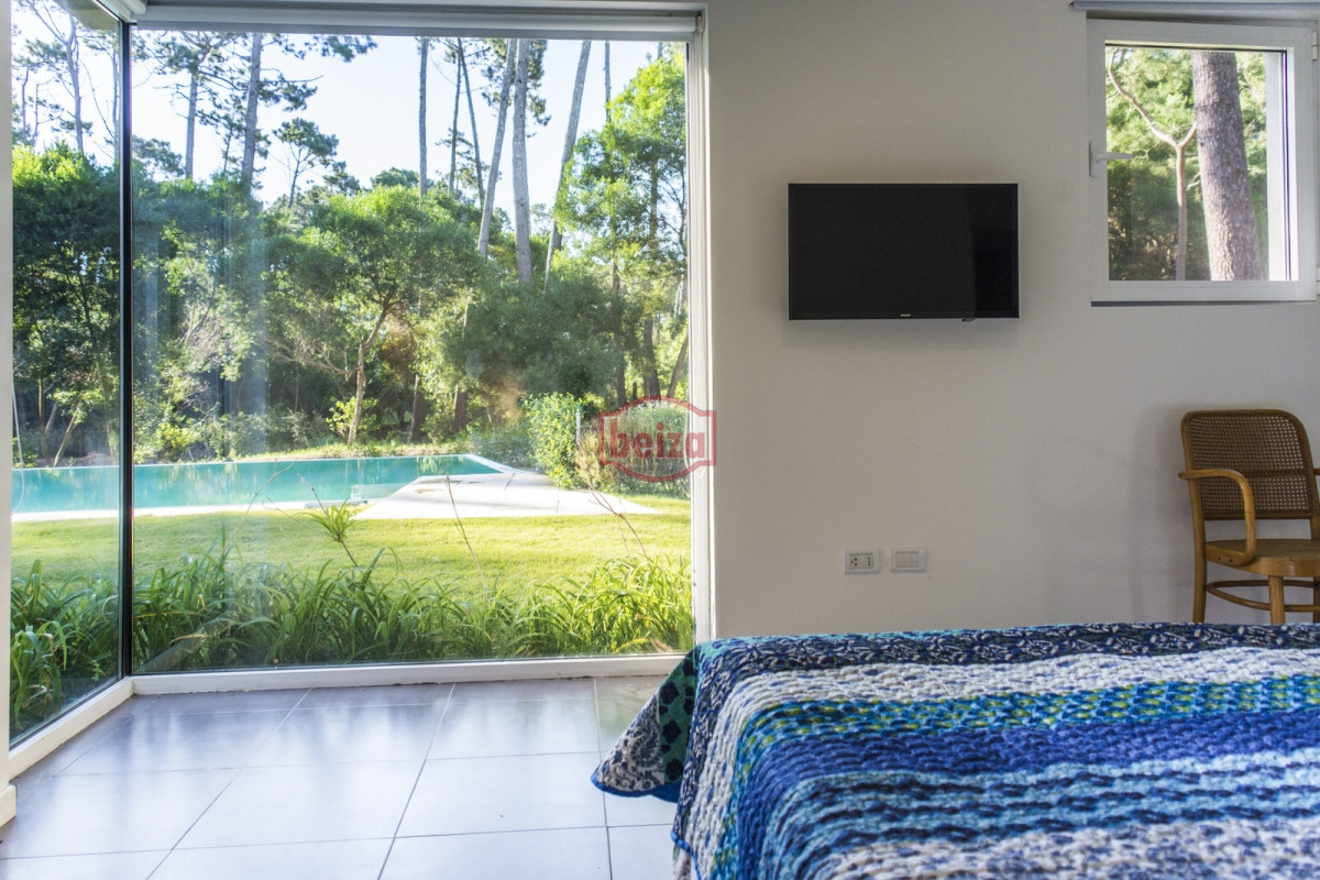 Casa ID.166395/Venta.-Playa-Mansa.-3-Dormitorios.-Excelente-calidad-constructiva. - ESPENDIDA CASA EN VENTA