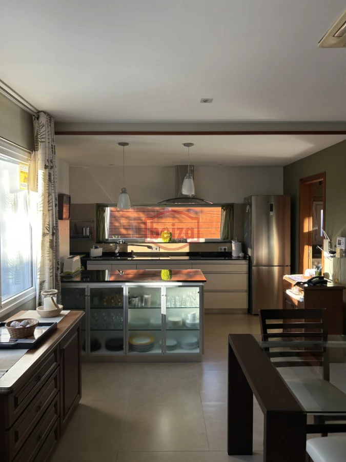 Casa ID.165932 - Venta. Playa Mansa. 3 Dormitorios. Excelente calidad constructiva.