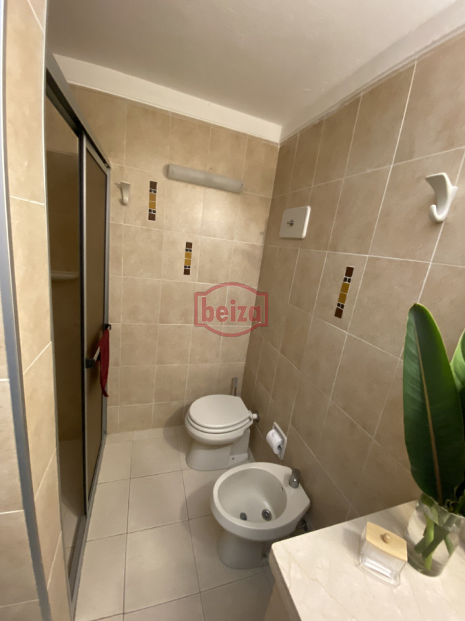 Casa ID.166647/Casa-en-parada-a-100-metros-del-mar,- - Amplia Casa de 4 dormitorios y 3 baños en Mansa 