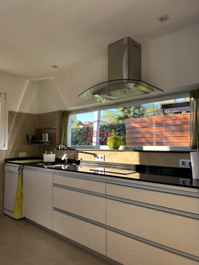 Casa ID.165932/Playa-Mansa-a-150-metros-de-la-costa - Venta. Playa Mansa. 3 Dormitorios. Excelente calidad constructiva.