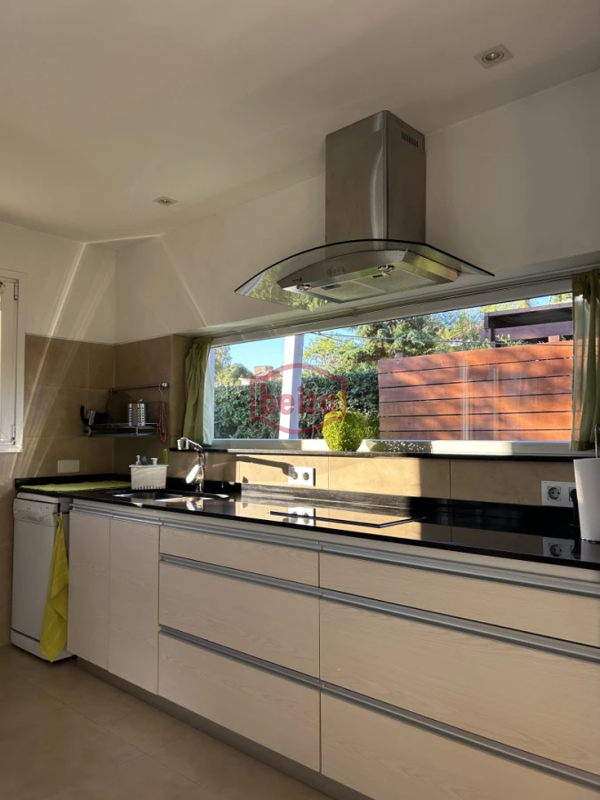 Casa ID.165932 - Venta. Playa Mansa. 3 Dormitorios. Excelente calidad constructiva.