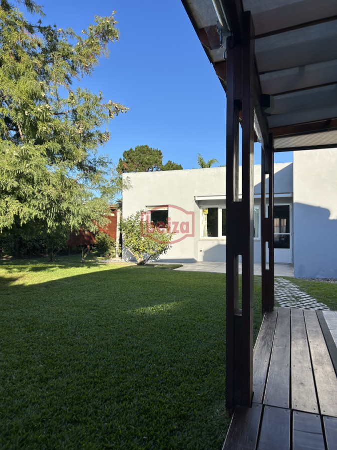 Casa ID.165932/Playa-Mansa-a-150-metros-de-la-costa - Venta. Playa Mansa. 3 Dormitorios. Excelente calidad constructiva.