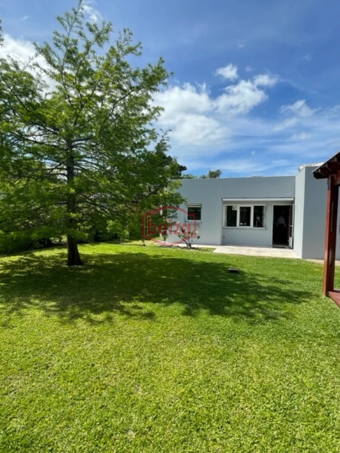 Casa ID.165932 - Venta. Playa Mansa. 3 Dormitorios. Excelente calidad constructiva.