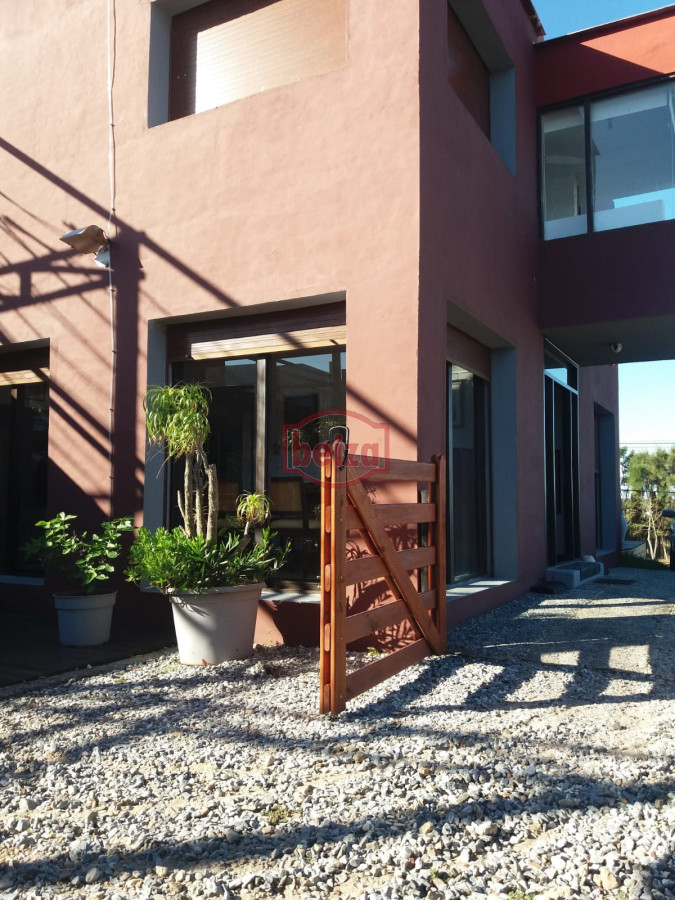 Casa ID.165180/Moderna-casa-en-barrio-privado - Casa en Punta Piedras 4 dormitorios