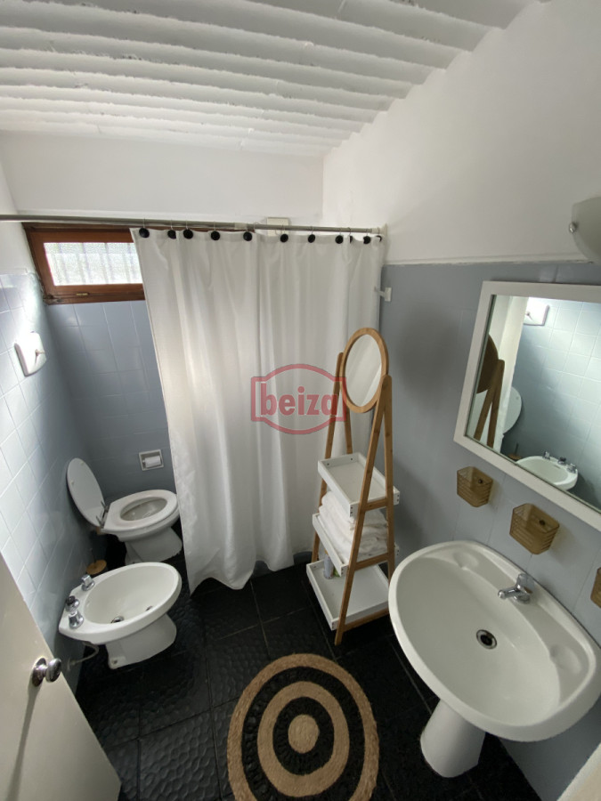 Casa ID.166647/Casa-en-parada-a-100-metros-del-mar,- - Amplia Casa de 4 dormitorios y 3 baños en Mansa 