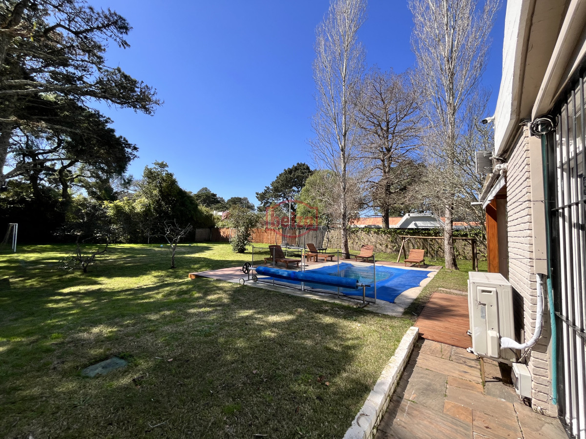 Casa ID.166852/Venta-casa-5-dormitorios-en-Playa-Mansa-Punta-del-Este - Venta casa 4 dormitorios Barrio Golf Punta del Este