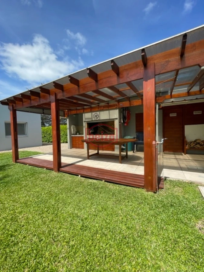 Casa ID.165932 - Venta. Playa Mansa. 3 Dormitorios. Excelente calidad constructiva.