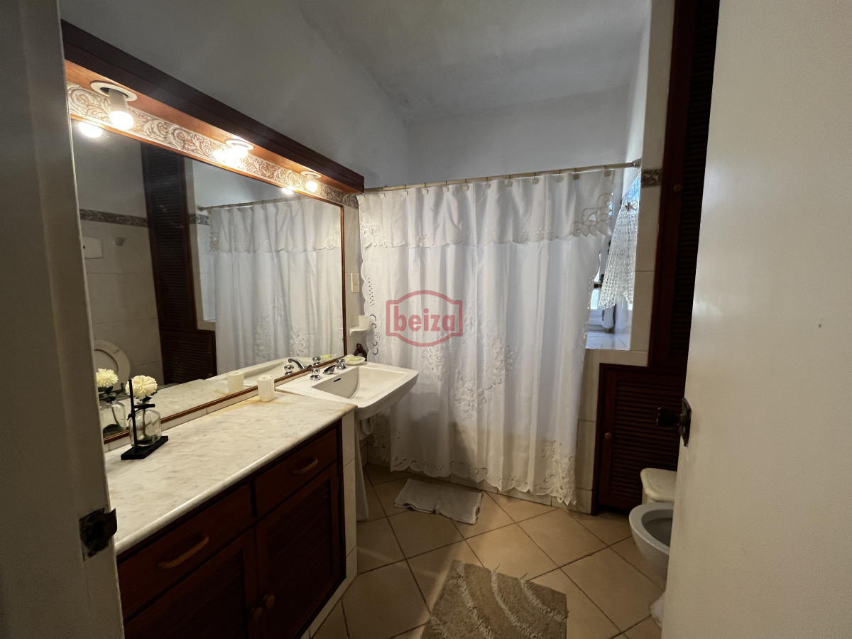 Casa ID.166889/Amplia-casa-de-7-dormitorios-en-Punta-del-Este - Venta casa sobre avenida Italia punta del este ideal inversores