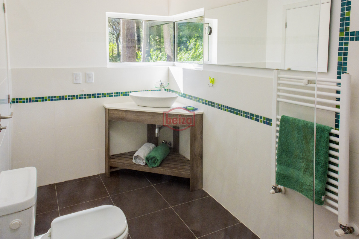 Casa ID.166395/Venta.-Playa-Mansa.-3-Dormitorios.-Excelente-calidad-constructiva. - ESPENDIDA CASA EN VENTA