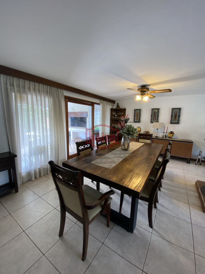 Casa ID.166647/Casa-en-parada-a-100-metros-del-mar,- - Amplia Casa de 4 dormitorios y 3 baños en Mansa 