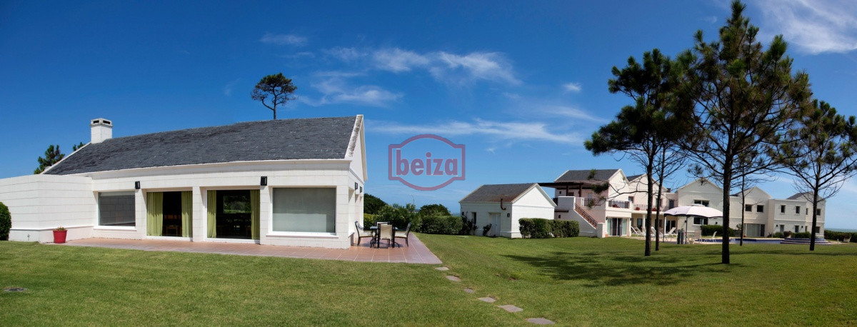 Casa ID.163770/Excelente-casa-moderna-en-Tio-tom,-pegada-al-mar - EXCLUSIVA PROPIEDAD Frente a la bahía, en lo alto y con una vista majestuosa al atardecer.
